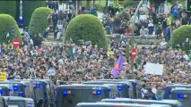 2.000 Manifestantes se enfrentan a la policía en el 