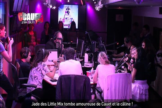 Jade des Little Mix tombe amoureuse de Cauet et le câline !