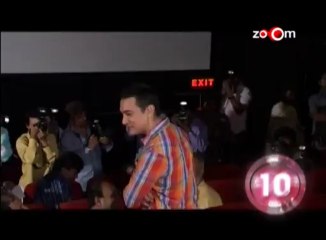 Aamir Khan gets distracted by Shahrukh Khan's poster