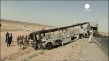 Afganistán: un autobús choca con un camión abandonado...