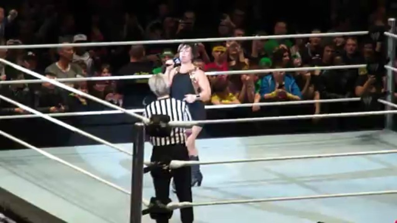 WWE Paris 2013 : speech de Vickie Guerrero + entrée de Tamina Snuka