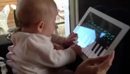 Bebe joue avec son ipad