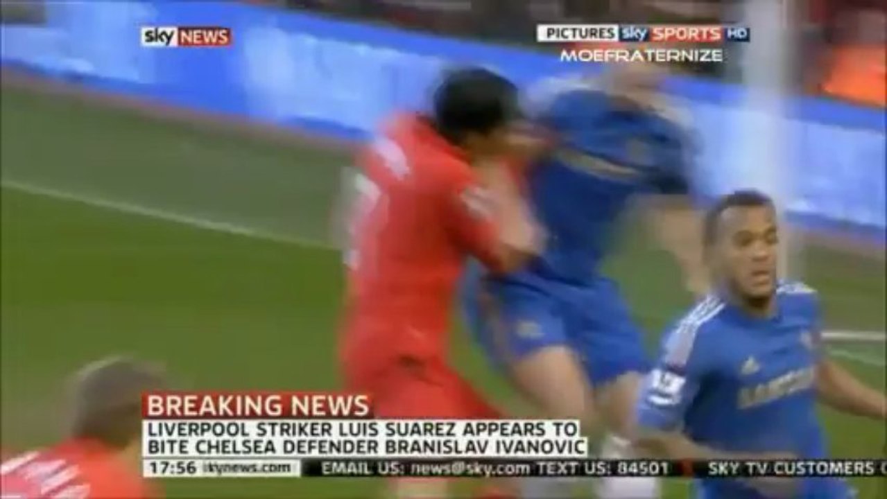 Luis Suarez mord le bras de Branislav Ivanovic