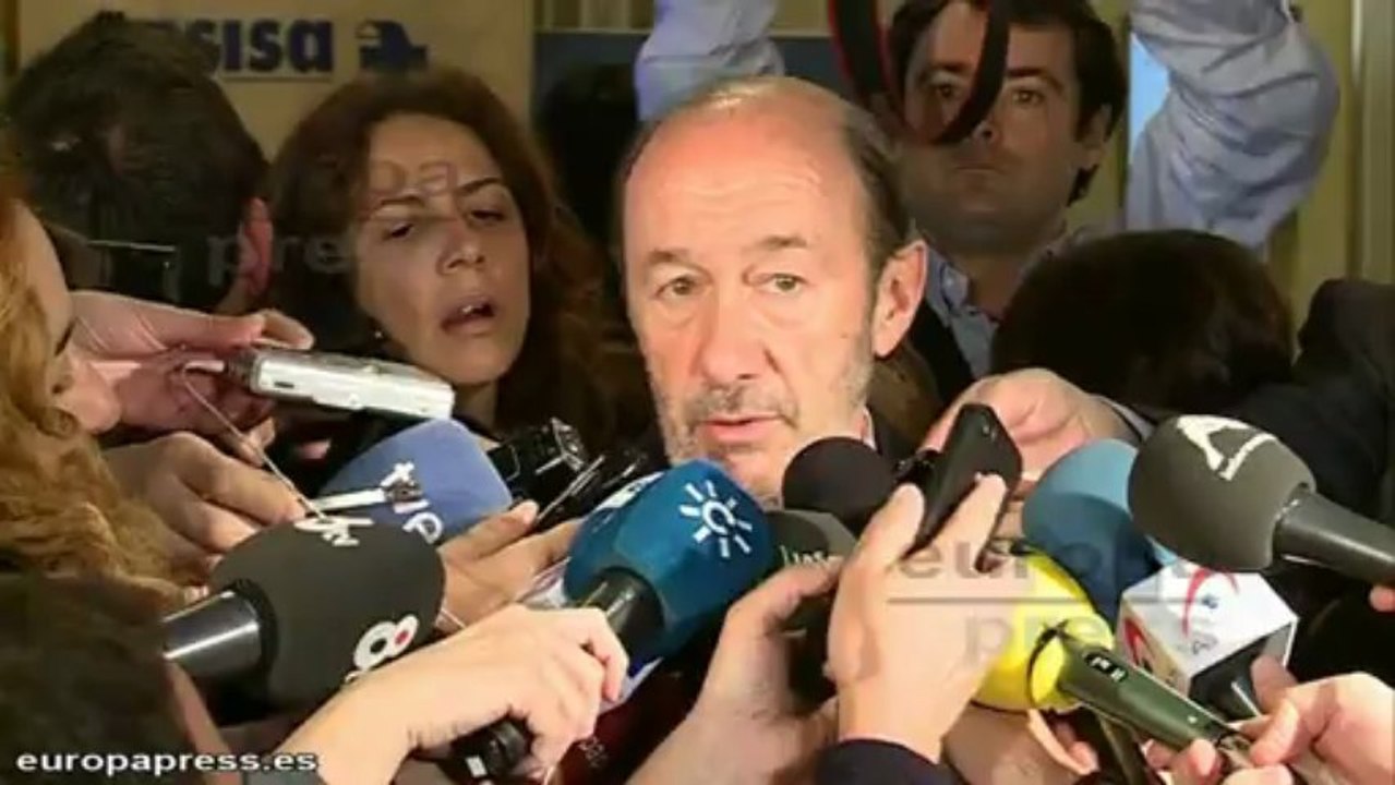 Rubalcaba pide a Rajoy "urgencia" para hacer algo