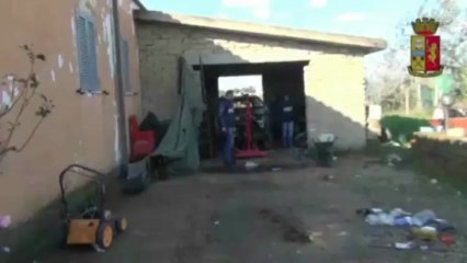 Tagliavano e smontavano auto rubate per rivenderle come nuove. Ad Albano due arresti