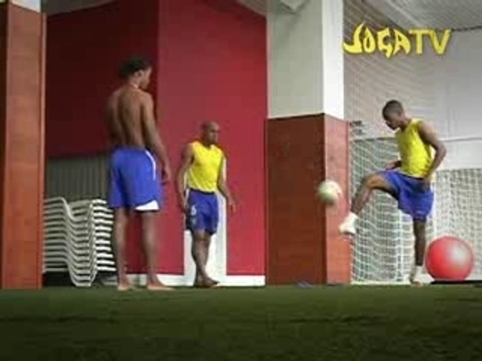3 bresiliens avec un ballon