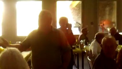 Quand Alain chante au repas des anciens, par Sabine Tourtois...