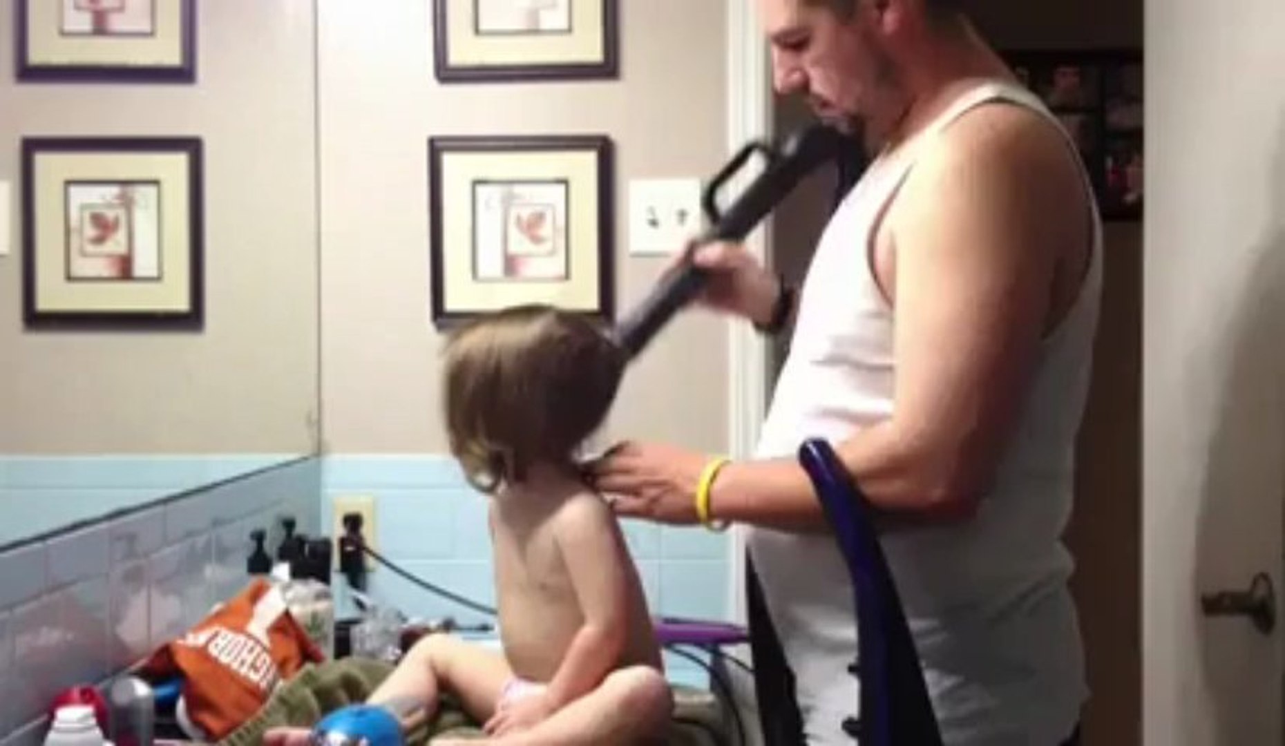 En video: Un padre le hace una perfecta cola de caballo a su hija usando  una aspiradora - Vídeo Dailymotion