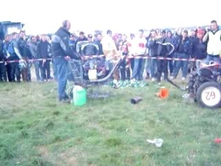 moteur de voiture dans caddie