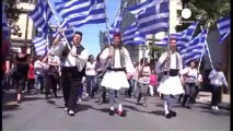 Los despidos de funcionarios sacan a miles de griegos a...