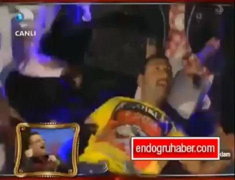 Sinan Akçıl çıplak sesle şarkı söylerse ne olur?