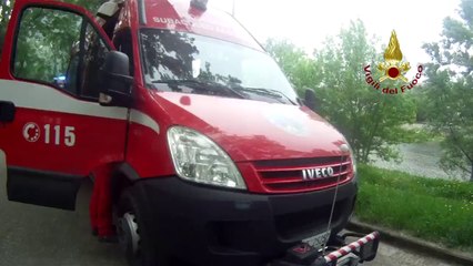 Firenze - Soccorso ad una canoista nel fiume Arno (26.04.13)