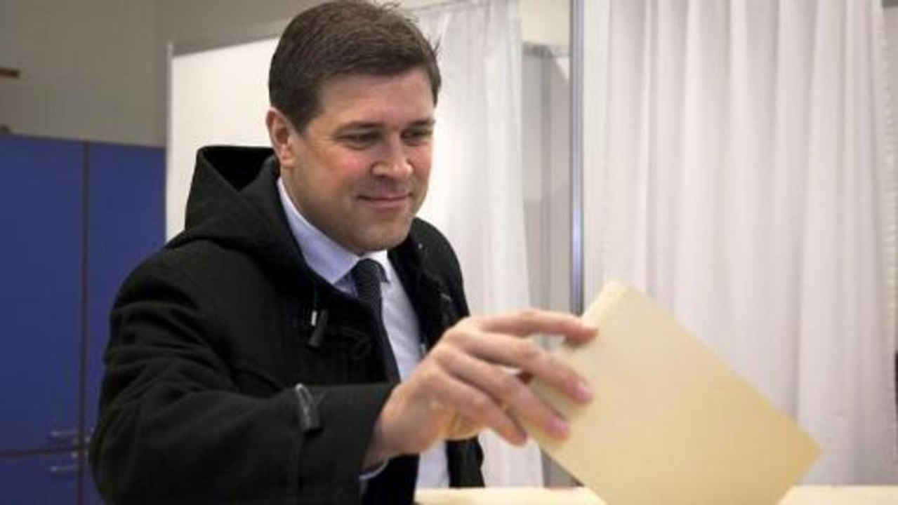Icelandic voters set  to oust austerity govt
