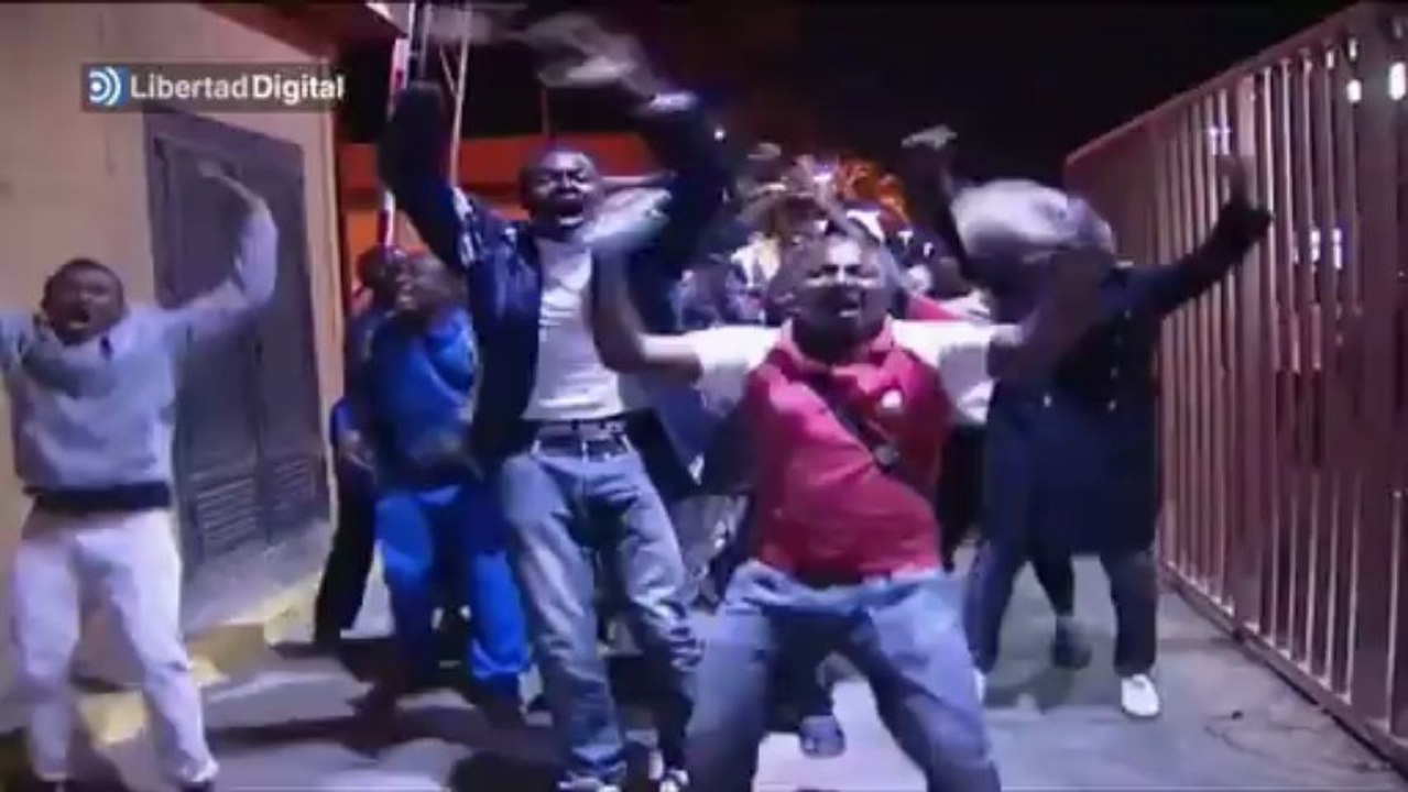 Inmigrantes subsaharianos tras cruzar la frontera con Melilla