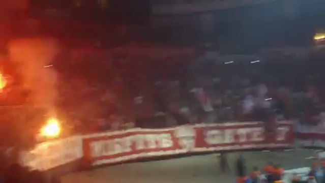 Λίγο πριν από τη λήξη ο κόσμος του Ολυμπιακού ξεσπάει