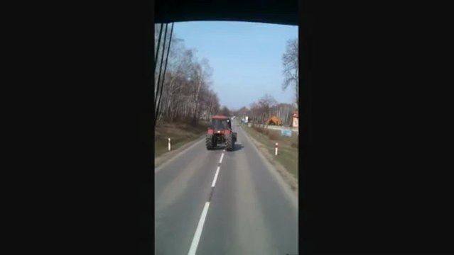 Tracteur double dans un rond point