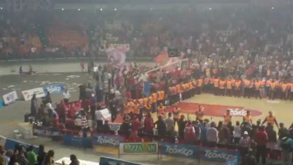 Φίλαθλοι του Ολυμπιακού πανηγυρίζουν περιμετρικά του παρκέ