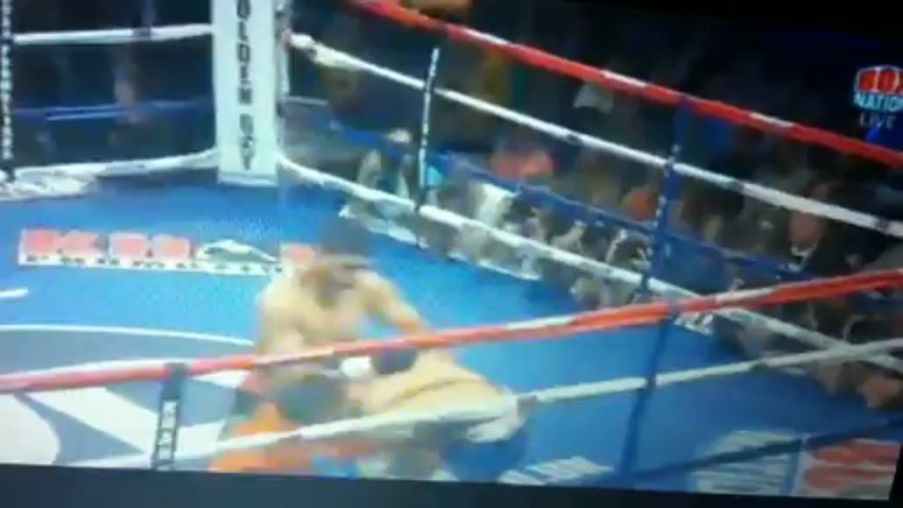 Amir Khan vs Diaz Highlights Part 3 - thesportsclash.blogspot.com