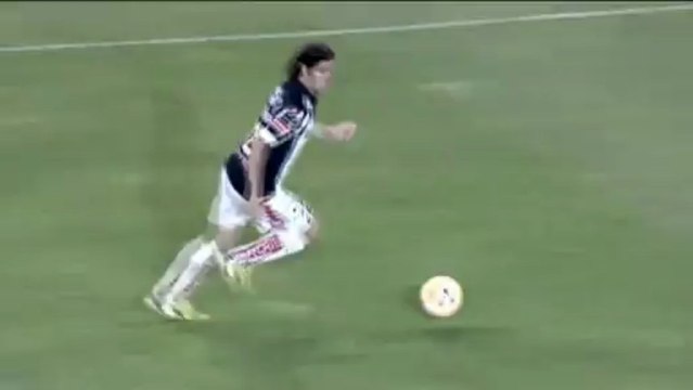Il gol alla Del Piero di Fernando Cavenaghi