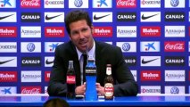 Simeone bromea con un periodista