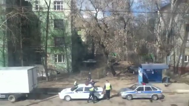 ДПС вынимает водилу из грузовика