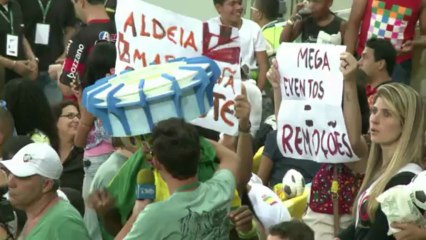 Festa e protesto na reabertura do Maracanã