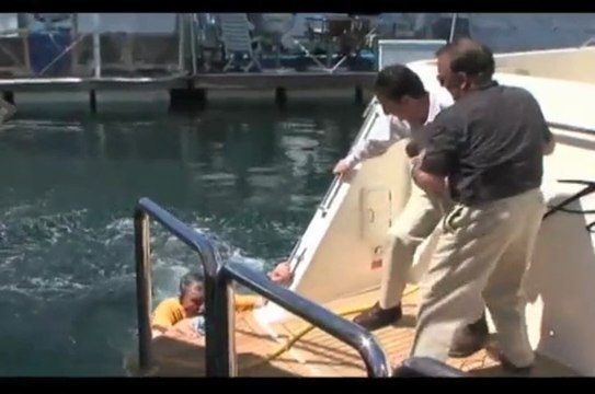 Régis fait un reportage sur un bateau