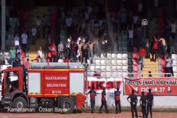 Taraftarlara ilginç serinletme yöntemi