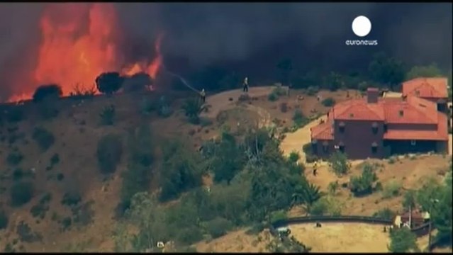 Incendi: il fuoco si estende nei pressi di Los Angeles