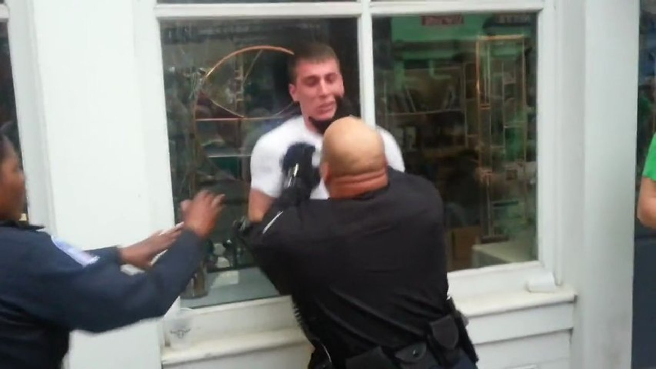 Un homme ivre s'en prend au policier