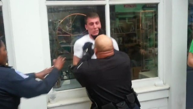 Un homme ivre s'en prend au policier