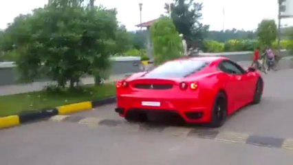 Il est poursuivi par la police indienne pour avoir laissé son fils de 9 ans conduire sa Ferrari