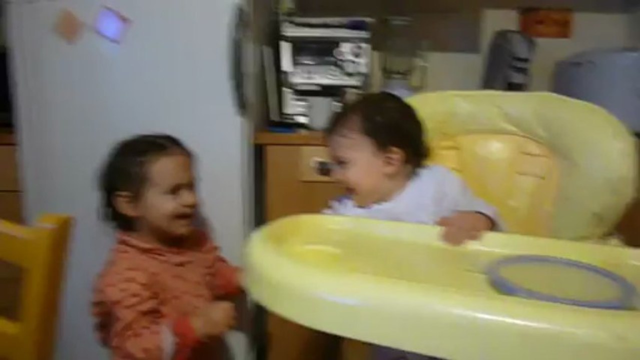 Amélie fait rire Noé