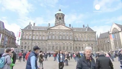 Amsterdam si tinge di arancione per il nuovo Re