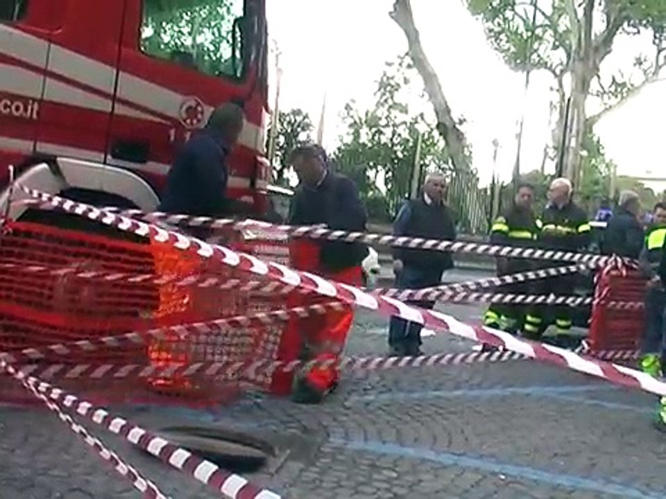Napoli - Voragine alla Riviera di Chiaia per una perdita nelle condutture (27.04.13)