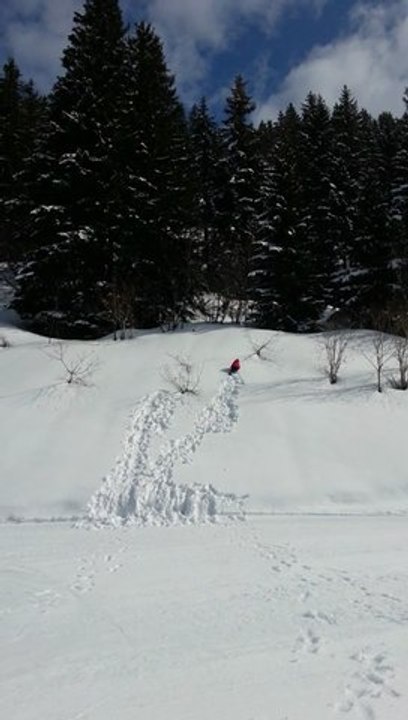 victoria joue dans la neige