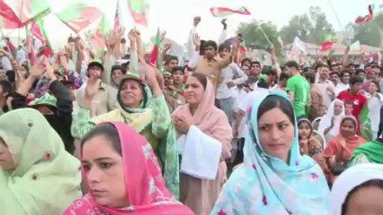 Pakistan: Imran Khan fait sa "révolution" sans vitre pare-balles