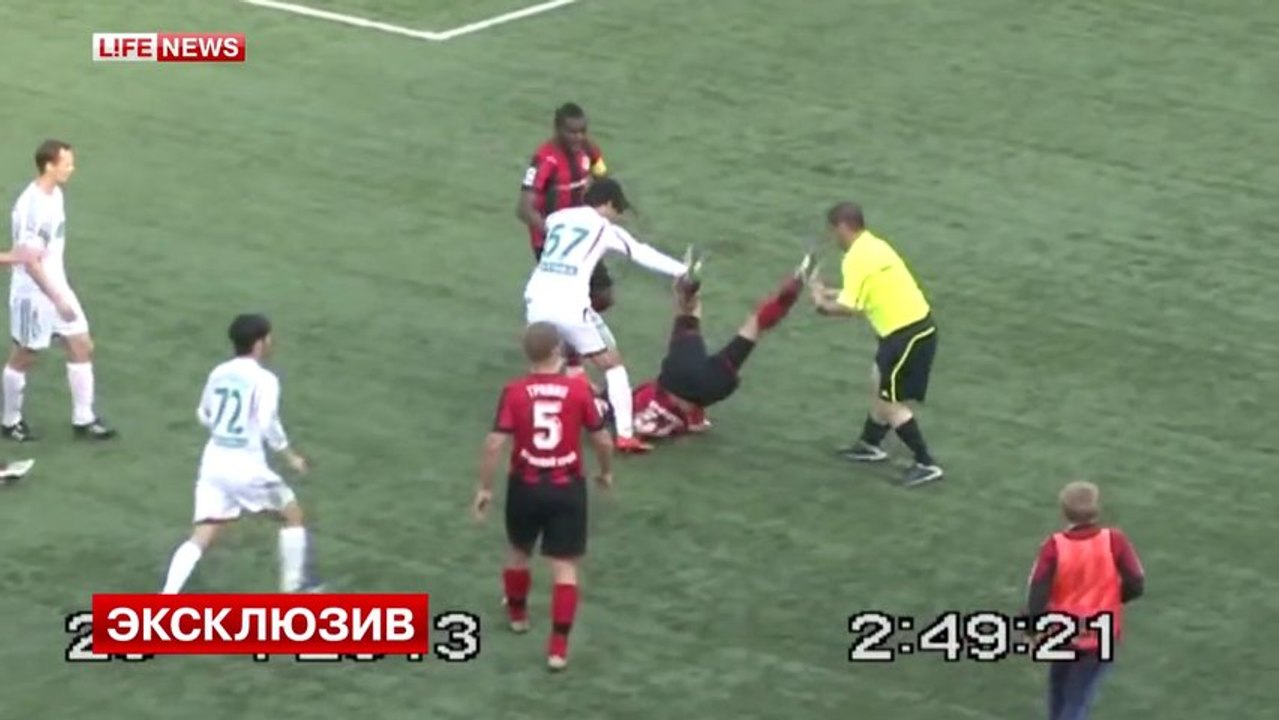 Football : un arbitre de touche frappe un joueur !