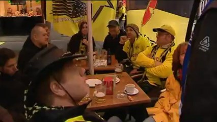 Los aficionados del Borussia de Dortmund se pasean por Madrid antes del partido