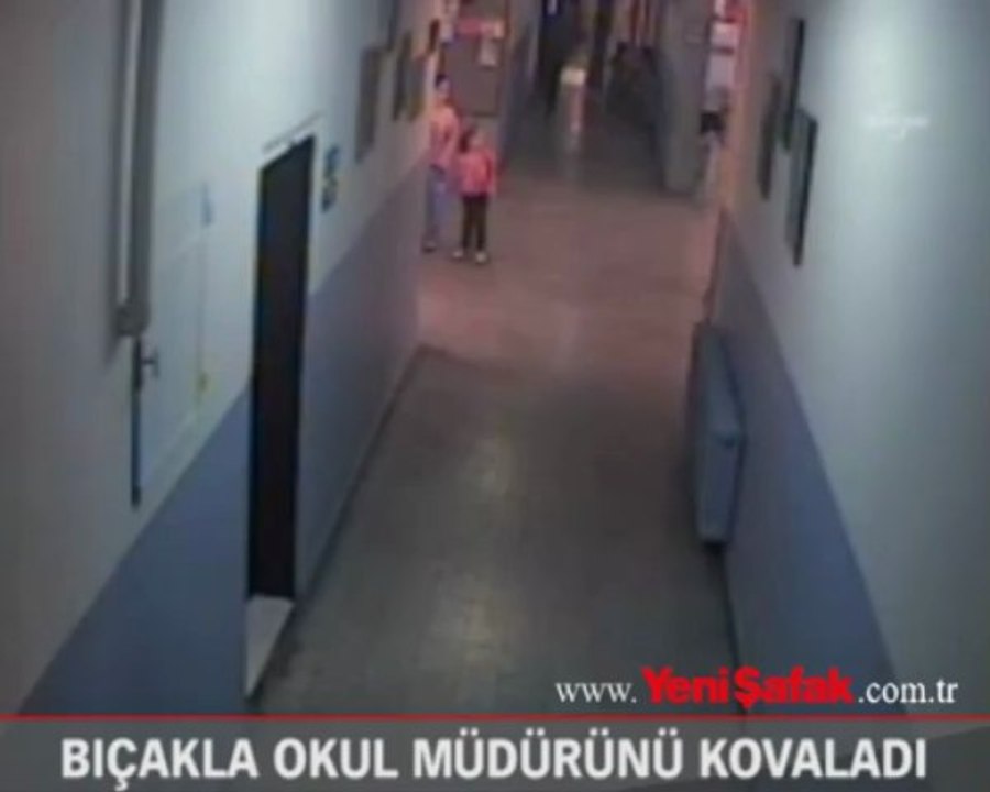 Koridorda bıçakla müdür kovaladı