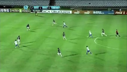 Uruguay, recupera rinvio del portiere e poi lo fulmina da fuori!