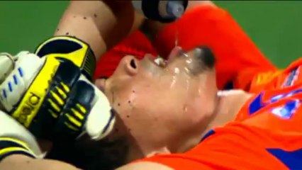 Micidiale scontro aereo fra portiere e attaccante