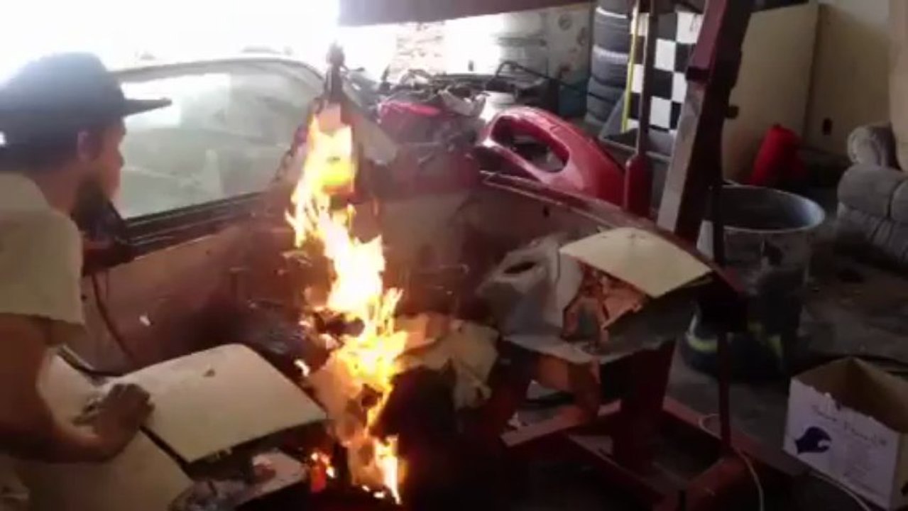 Mazda Miata a le moteur en feu