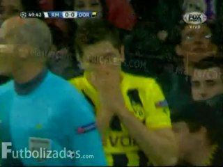 Lewandowski estrella el balón en el palo. Real Madrid - Dortmund. Champions League 2013.