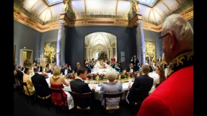 Cena real bajo la mirada de Rembrandt