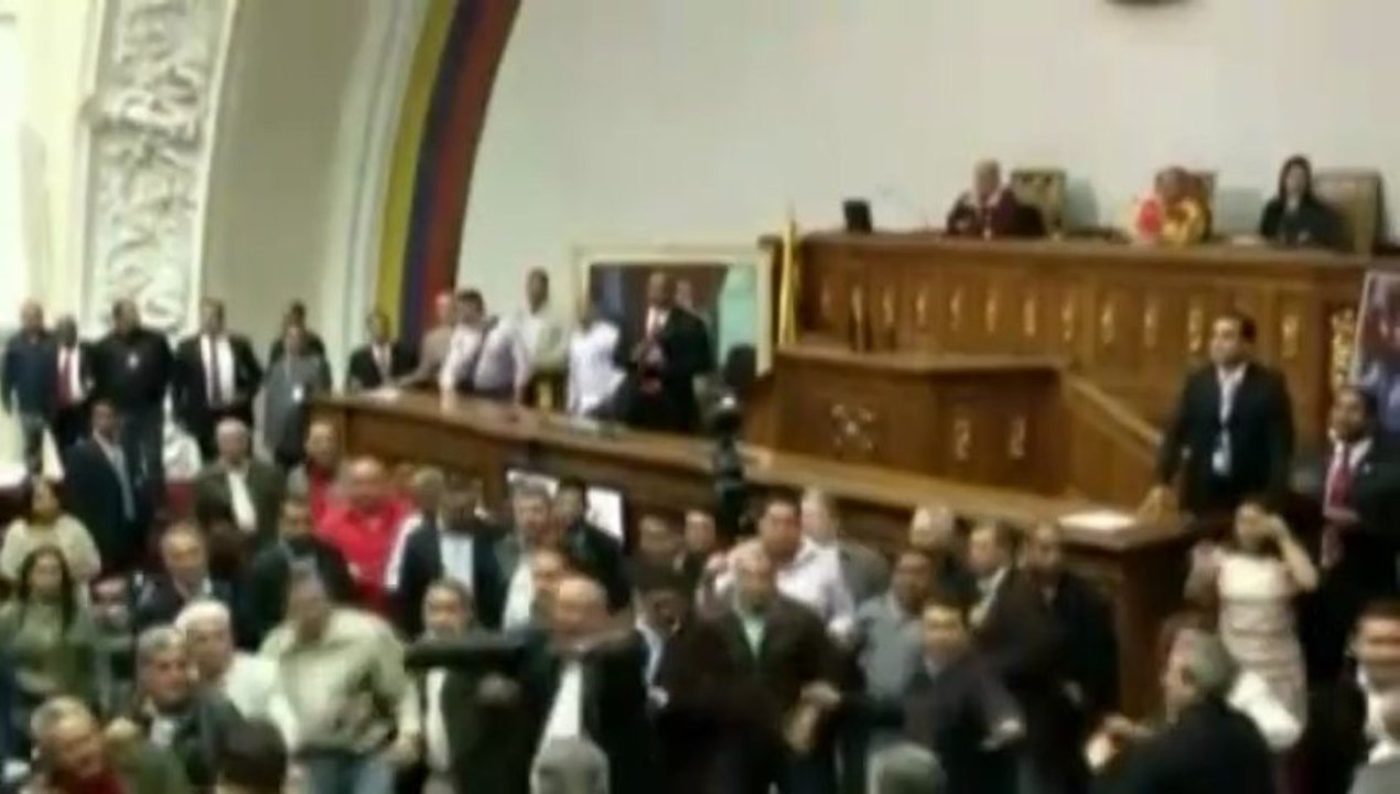 Venezuela : violente bagarre entre députés au sein du Parlement