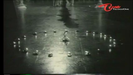 Vichitra Kutumbam Songs - Naluguru Navverura - NTR - Savithri