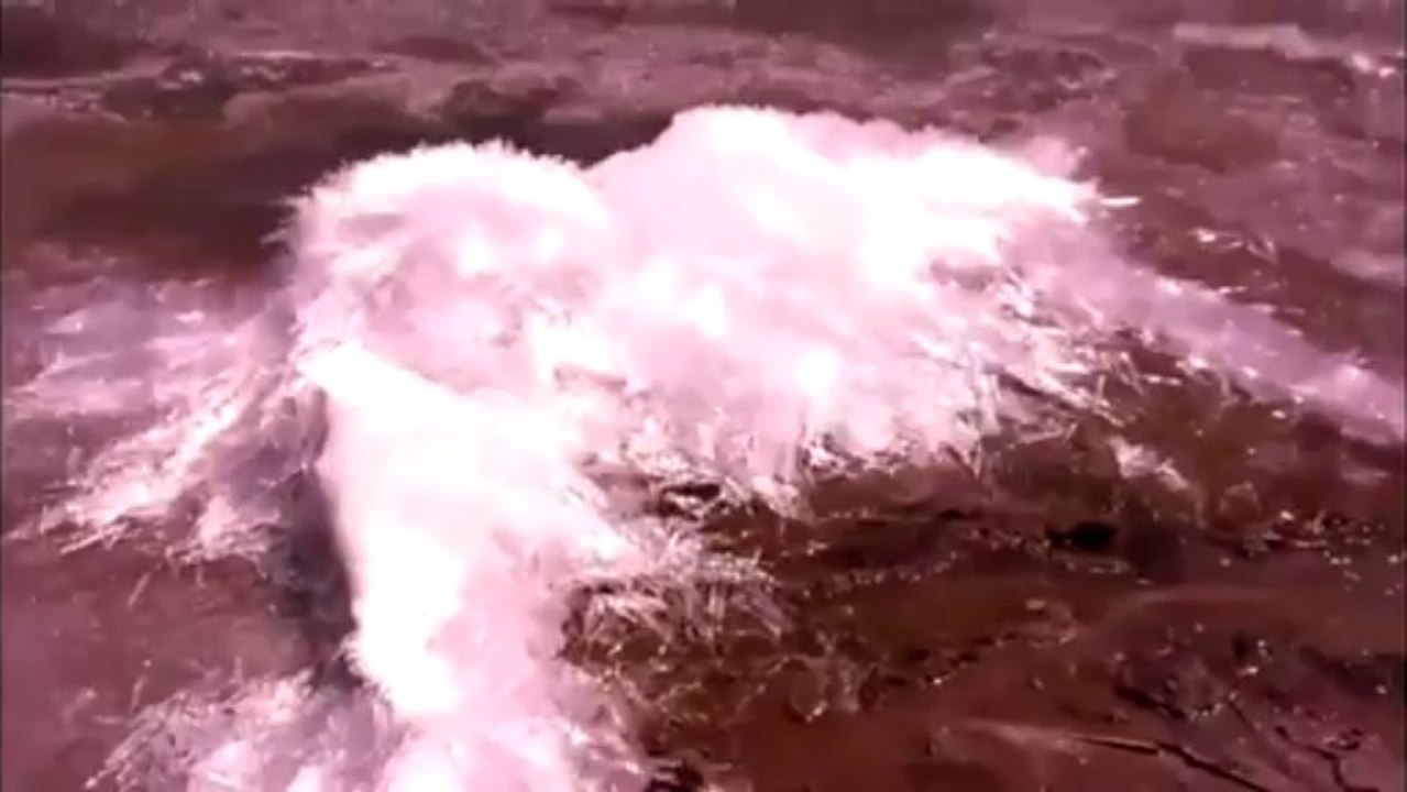 En plein soleil, des centaines de pics de glace se forment le long d'un lac du Minnesota