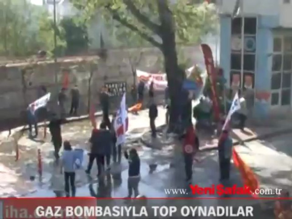 Gaz bombasıyla top oynadılar