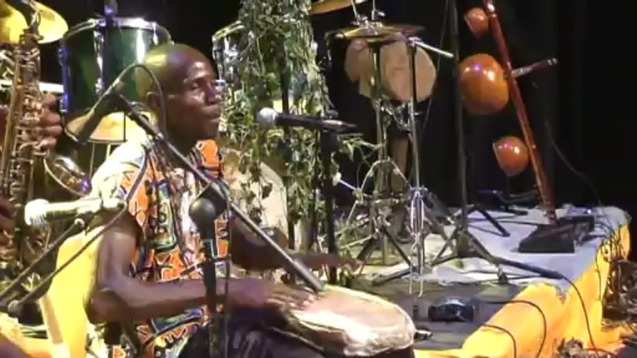 Musée des arts vivants du Cameroun: Calvin Yug Abélé en live